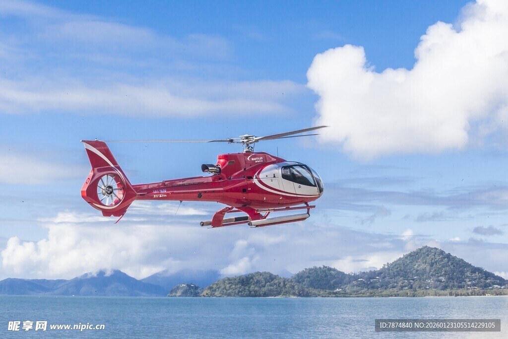 红色直升机翱翔于蓝天
