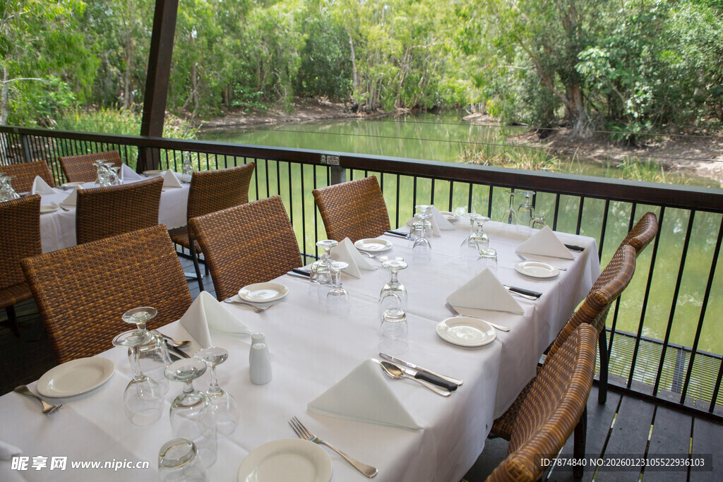 户外露台精致餐桌布置