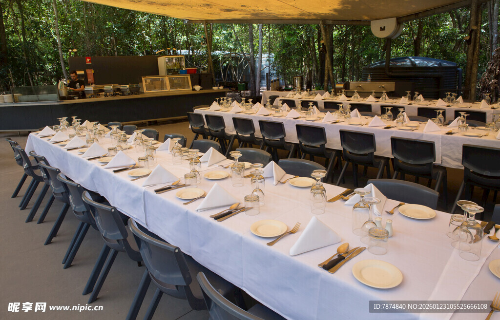 户外精致长桌宴会布置