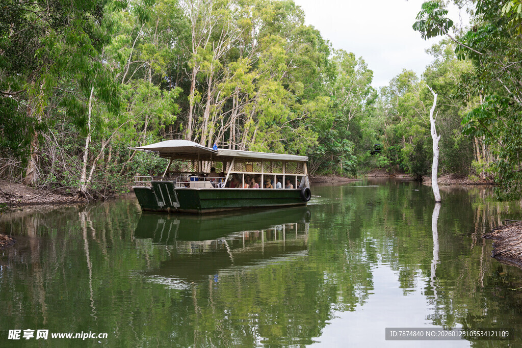 河上观光船穿梭于葱郁树林