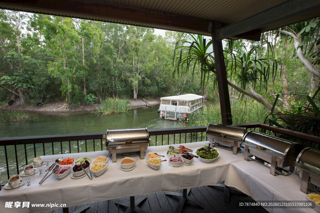 河畔露台美食与自然风光