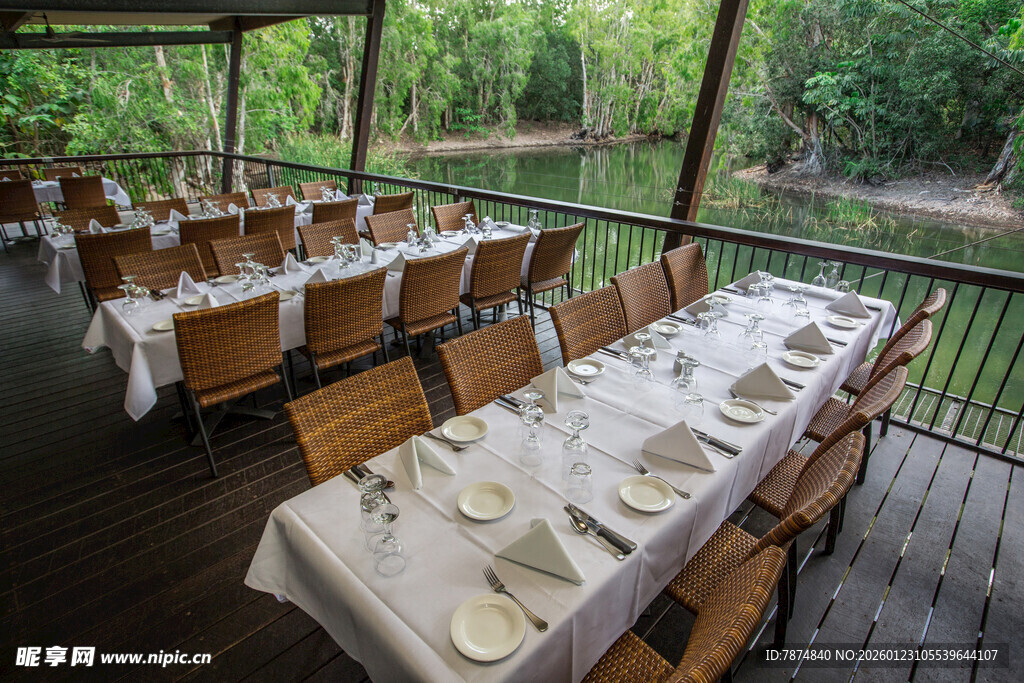 河畔露天餐桌布置场景