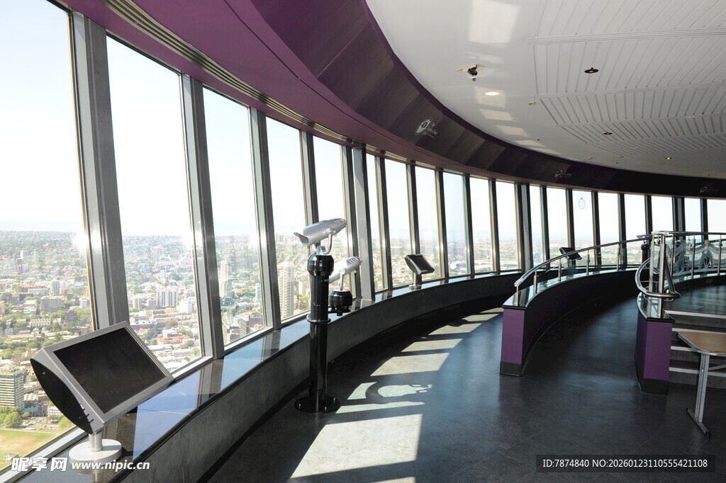 观景室内俯瞰城市风光