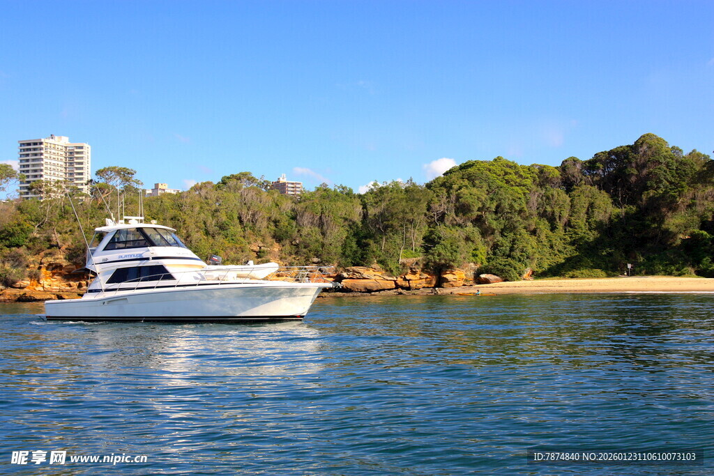 海上游艇 岸边绿树蓝天