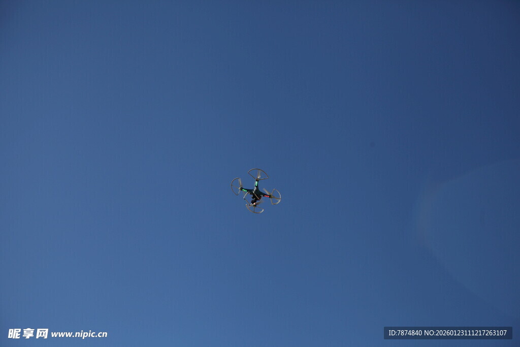 蓝天中翱翔的无人机