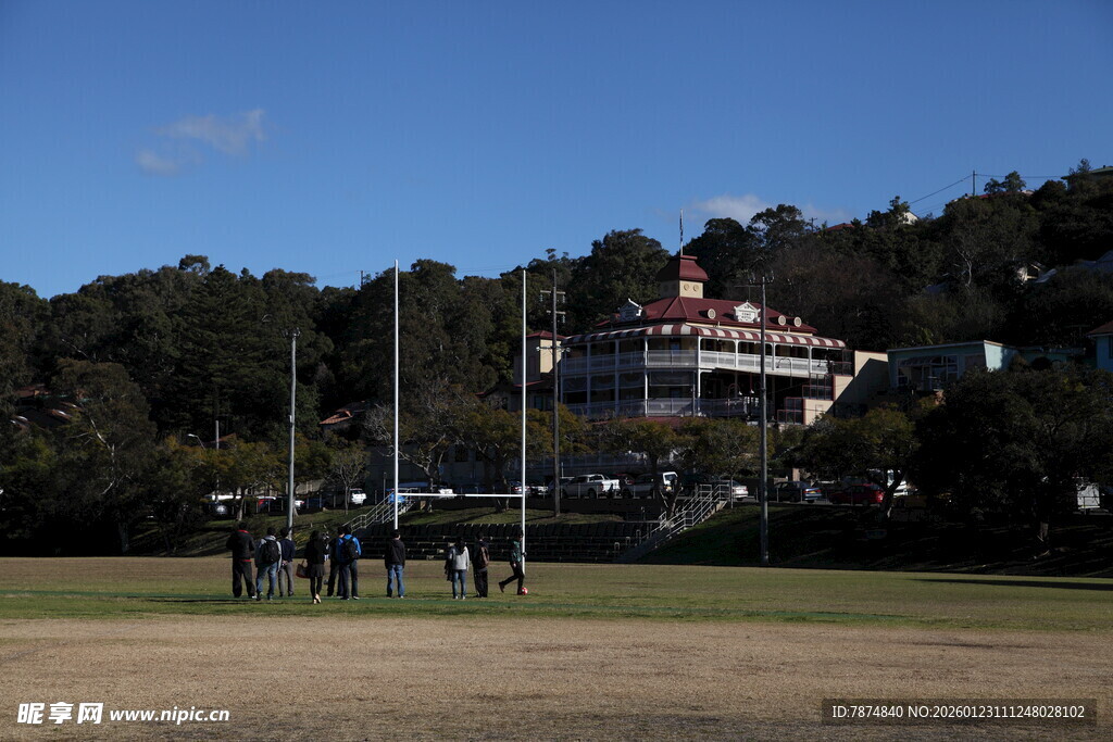 户外开阔场地与远处建筑