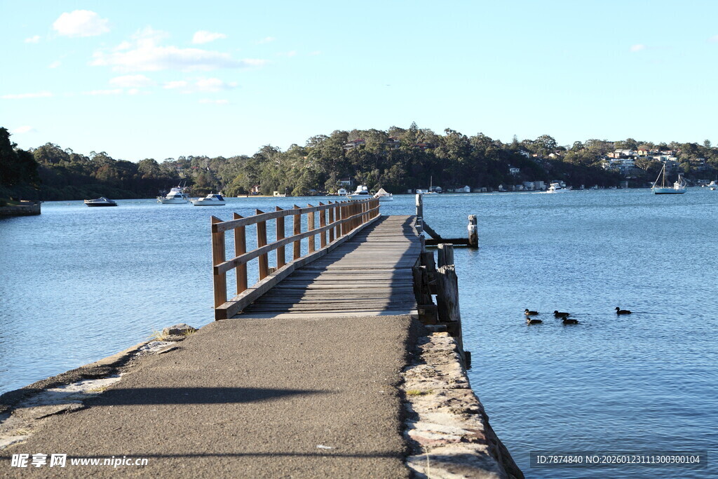 湖畔栈桥 一人静赏湖景