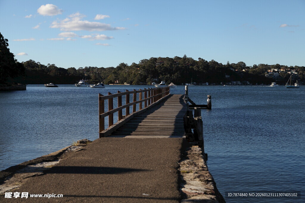 湖畔木栈道上的垂钓者