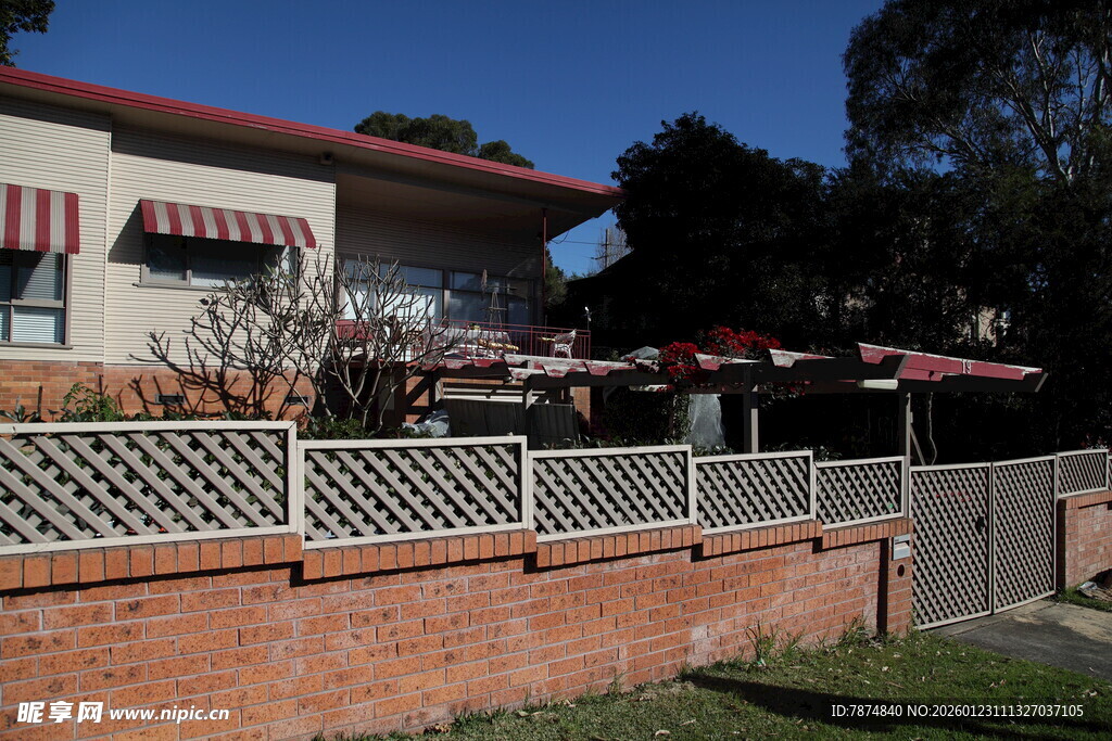 带围墙的红顶住宅