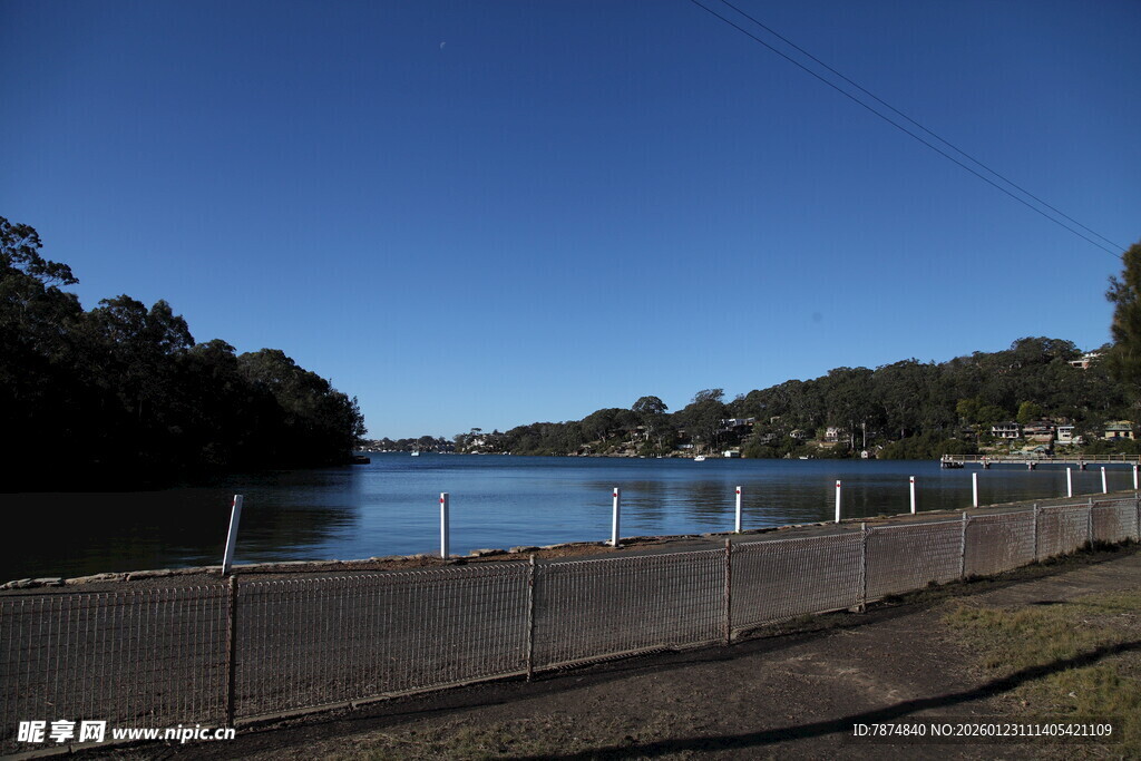 湖畔围栏边的自然风光