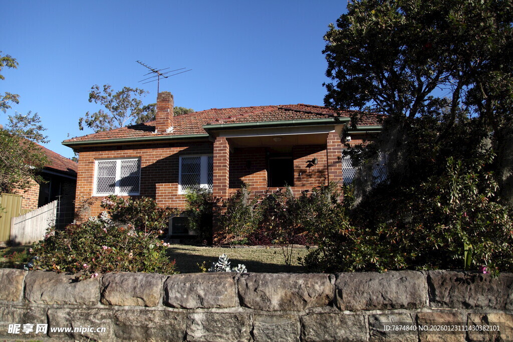 红砖房屋与周边绿植景观