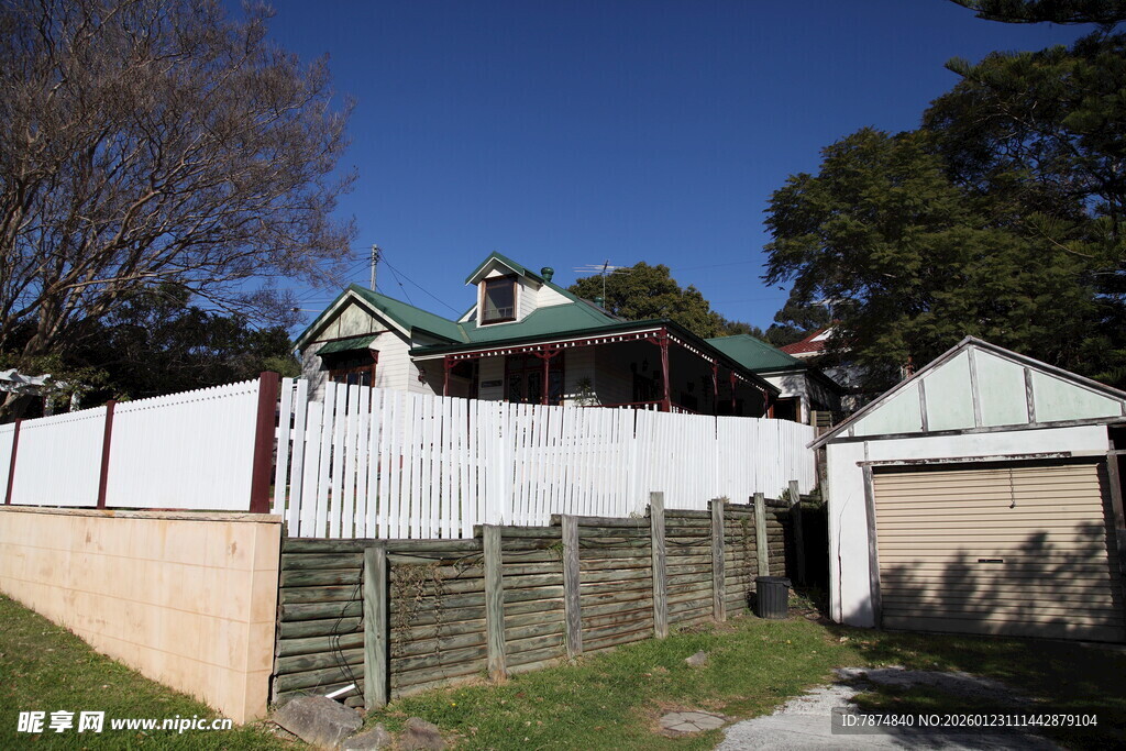 郊区住宅围栏与周边景致