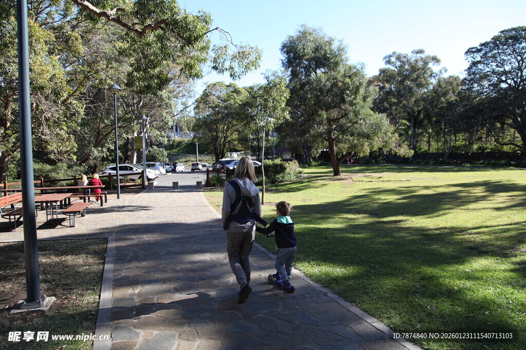 公园中漫步的行人