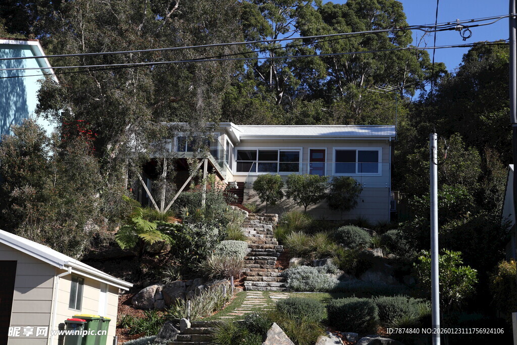 山坡上的温馨住宅