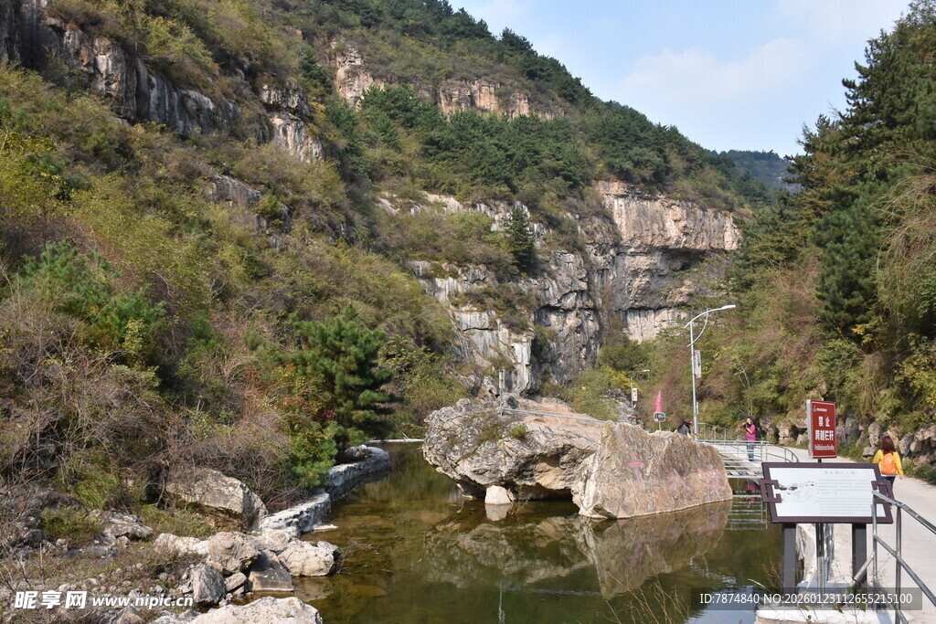 山间秀丽水景与栈道风光