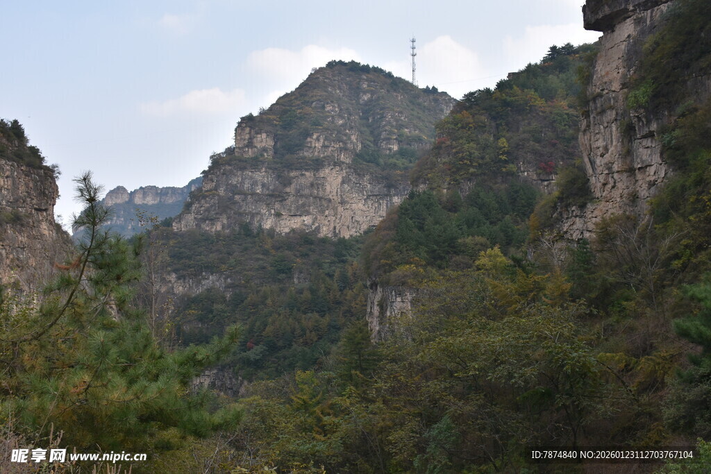 壮丽山间景色 植被繁茂
