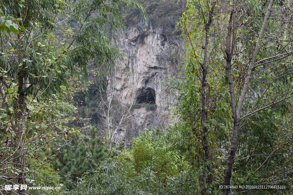 山林间的神秘洞穴景观