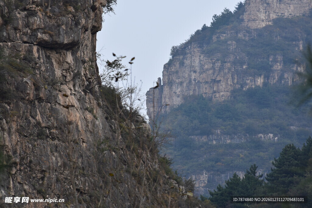险峻山崖风景