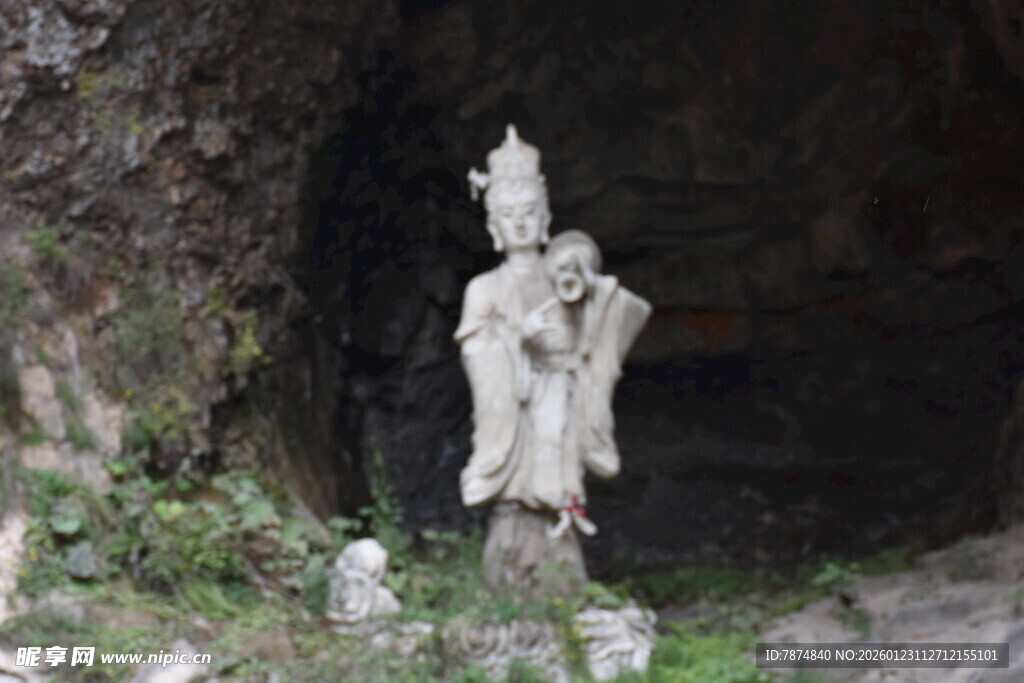 洞穴中的神秘雕像