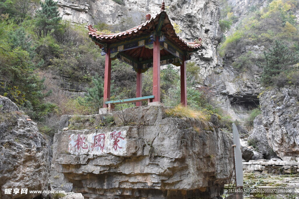 悬崖上的古朴亭子