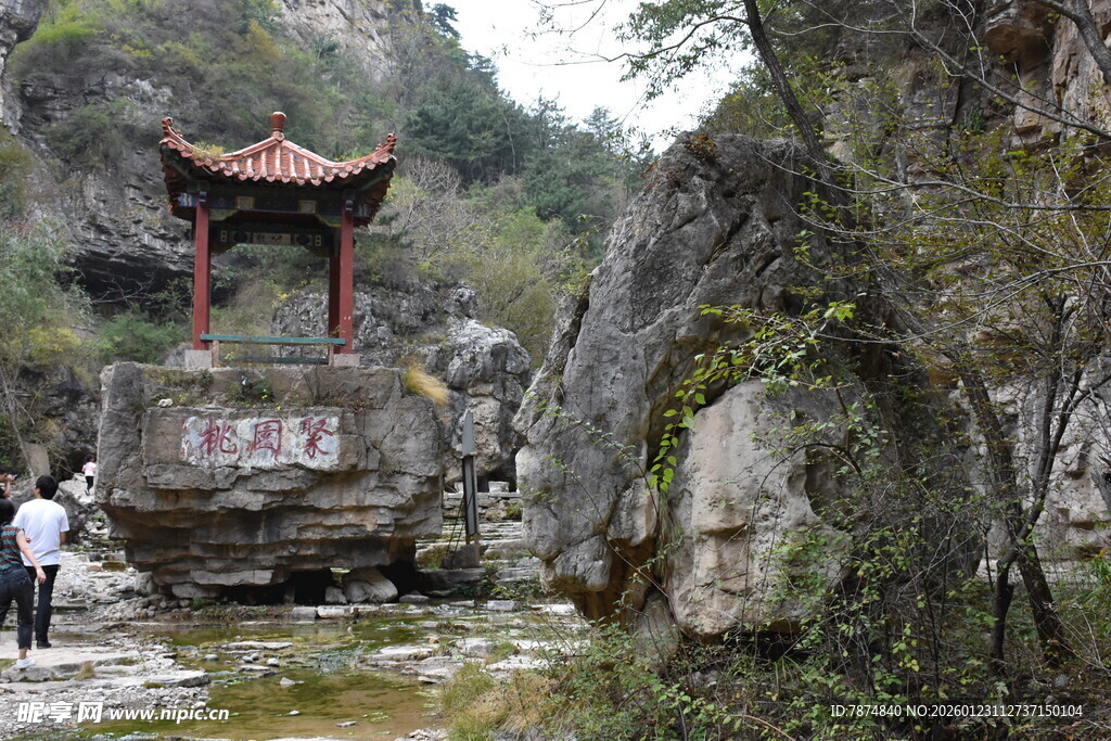 山间溪边古亭景致