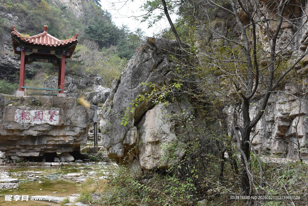 山间古亭伴溪流与岩石