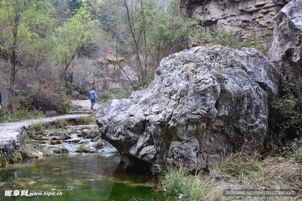 山间溪流旁的嶙峋岩石