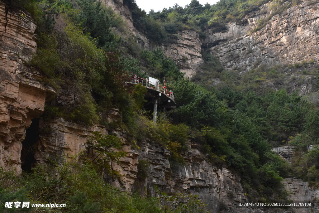 山间峭壁处的独特景致