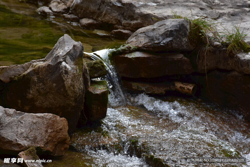 山间溪流穿石而过