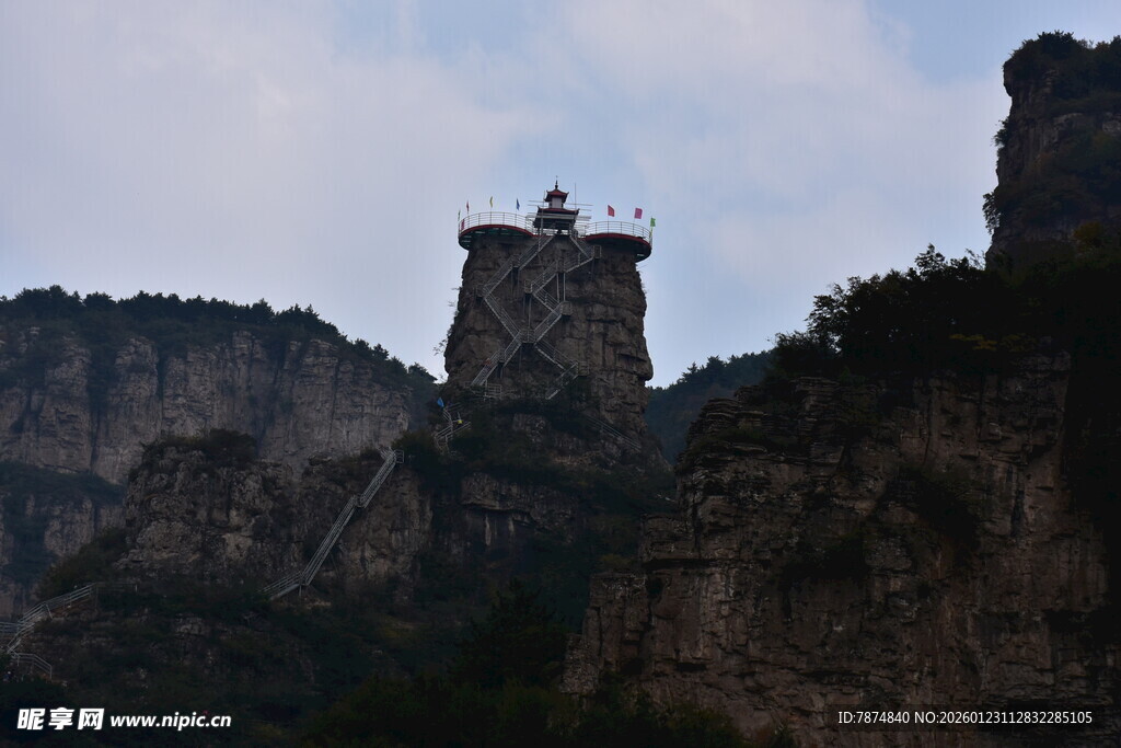 山峰上的独特建筑景观