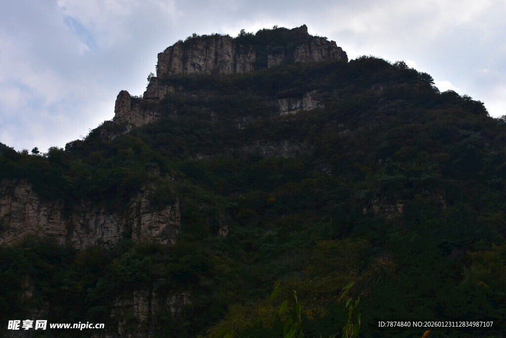 巍峨青山 绿意盎然