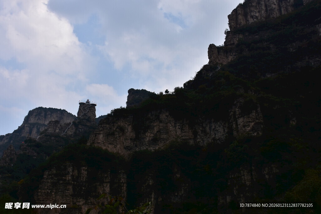 巍峨山峦与天际