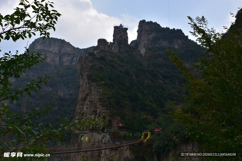 壮丽山峰与葱郁植被景观