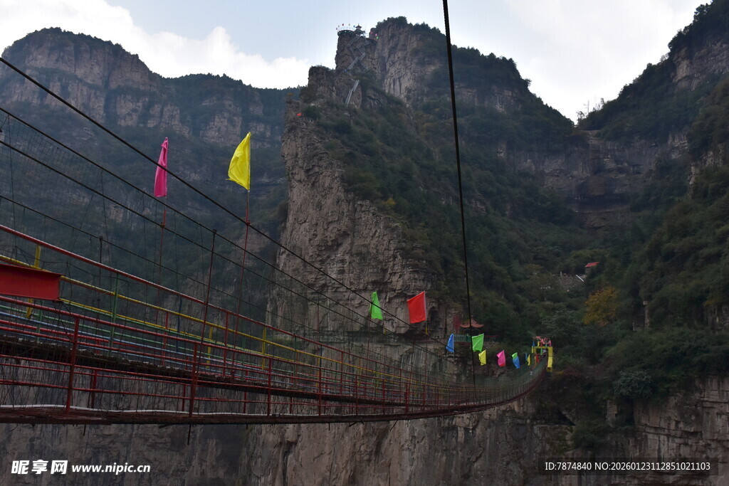 险峻山间的多彩吊桥景观