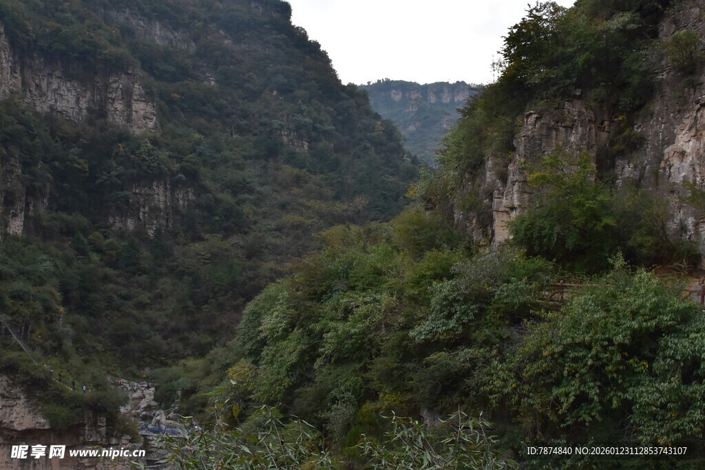 壮丽山间峡谷景色