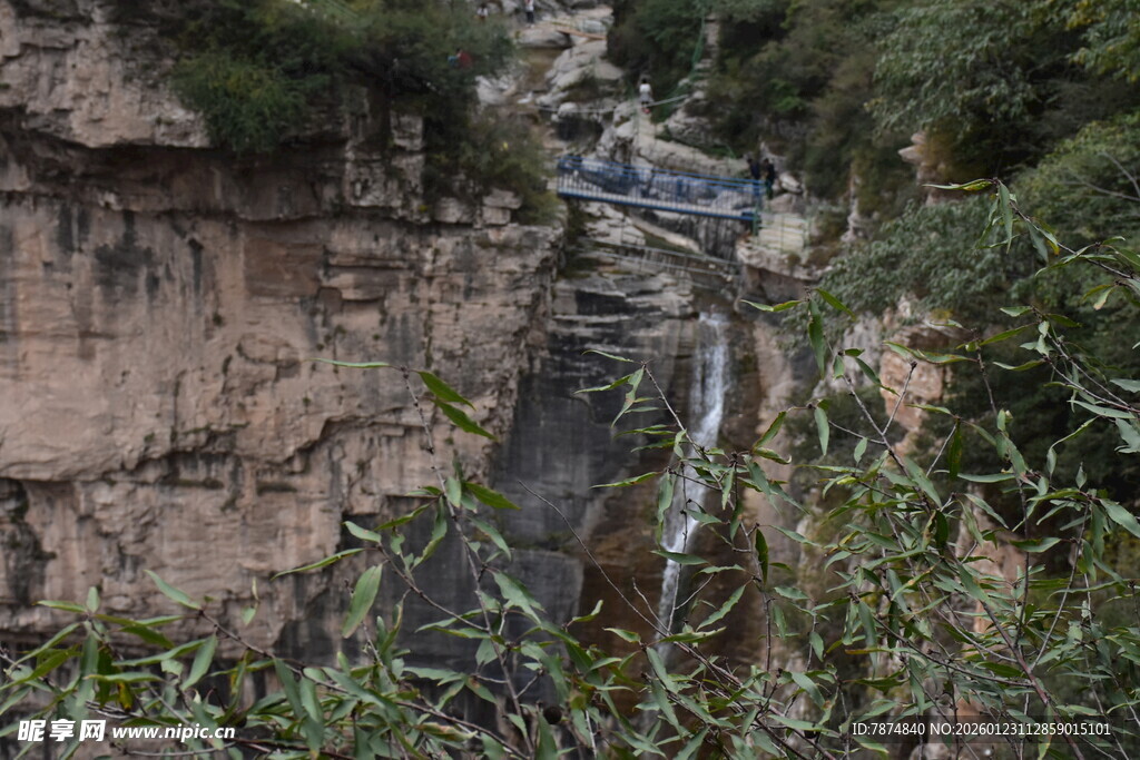 悬崖边的神秘机械装置