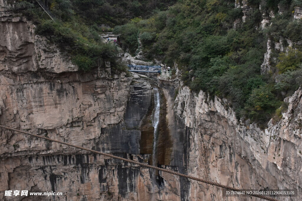 悬崖上的惊险栈道景观