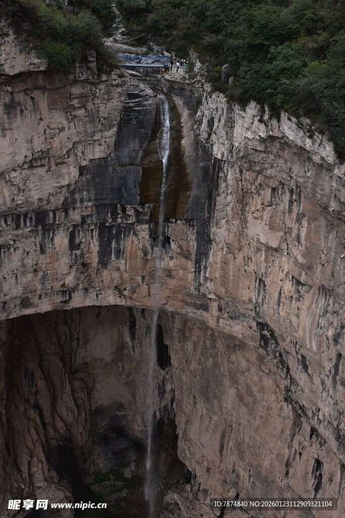 悬崖上的壮观栈道景观