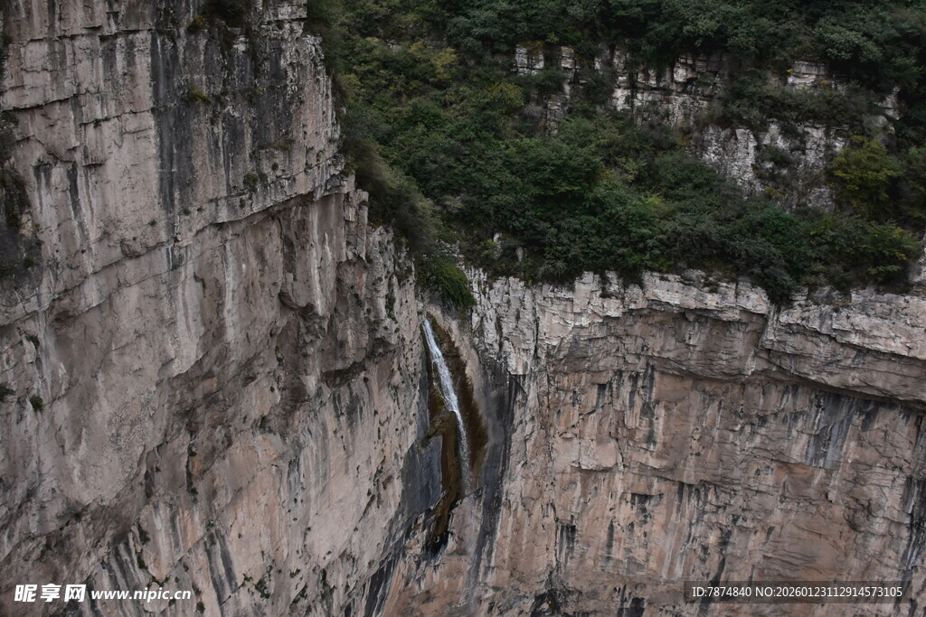 陡峭悬崖 植被点缀其上
