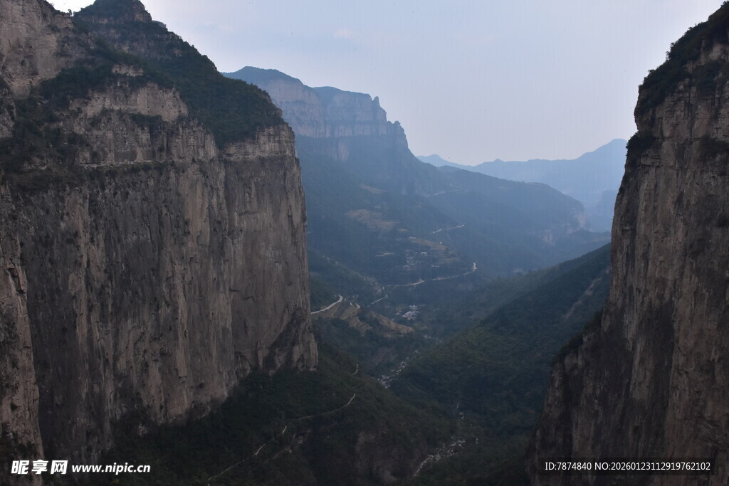 壮丽巍峨的险峻峡谷风光