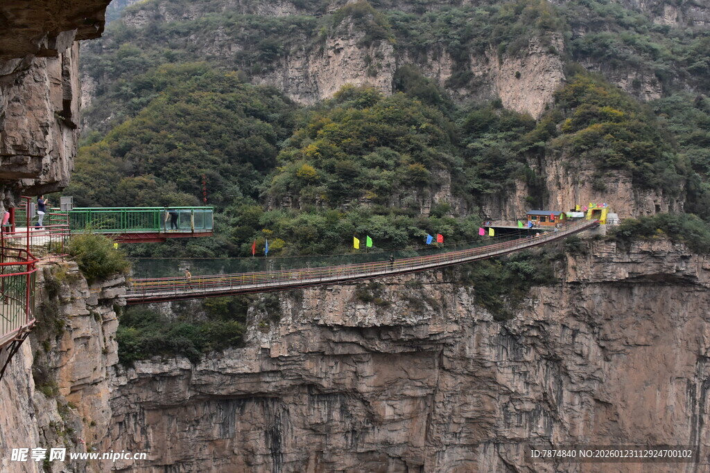悬崖上的惊险索道