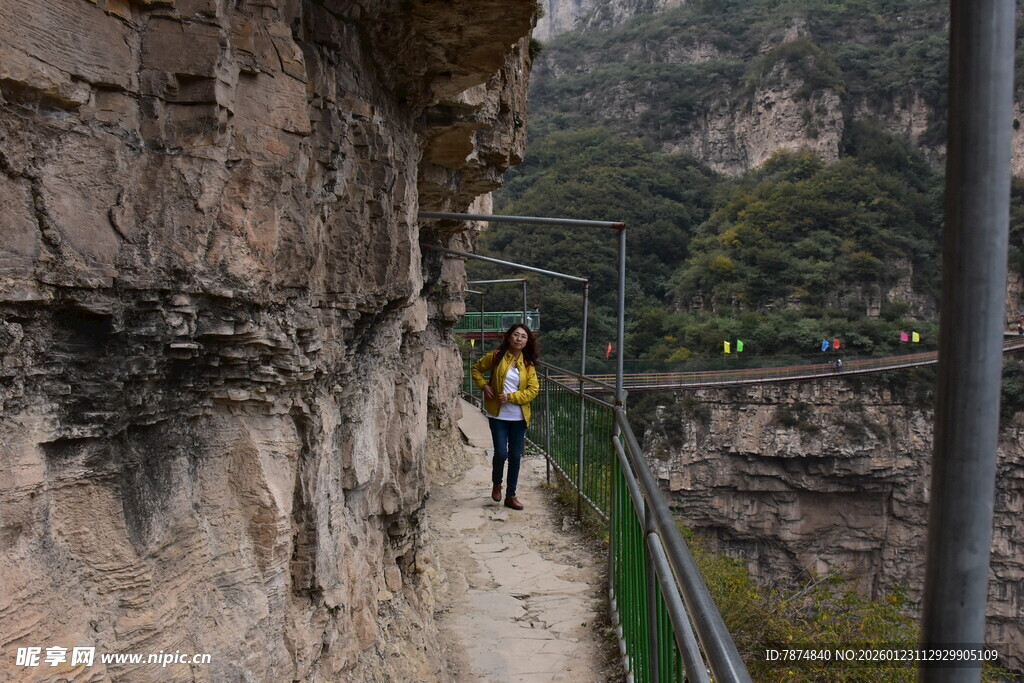 悬崖步道上的徒步者