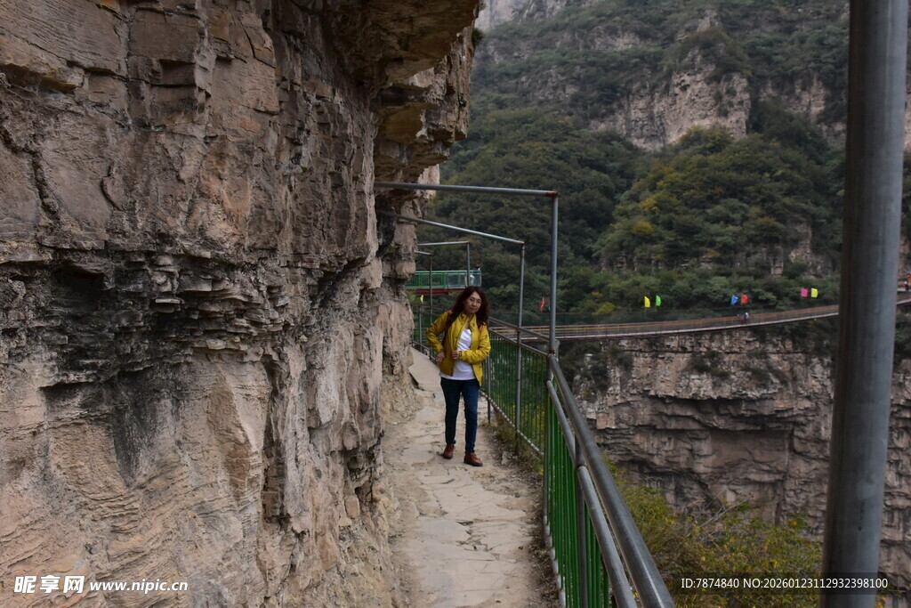 悬崖步道上的徒步者