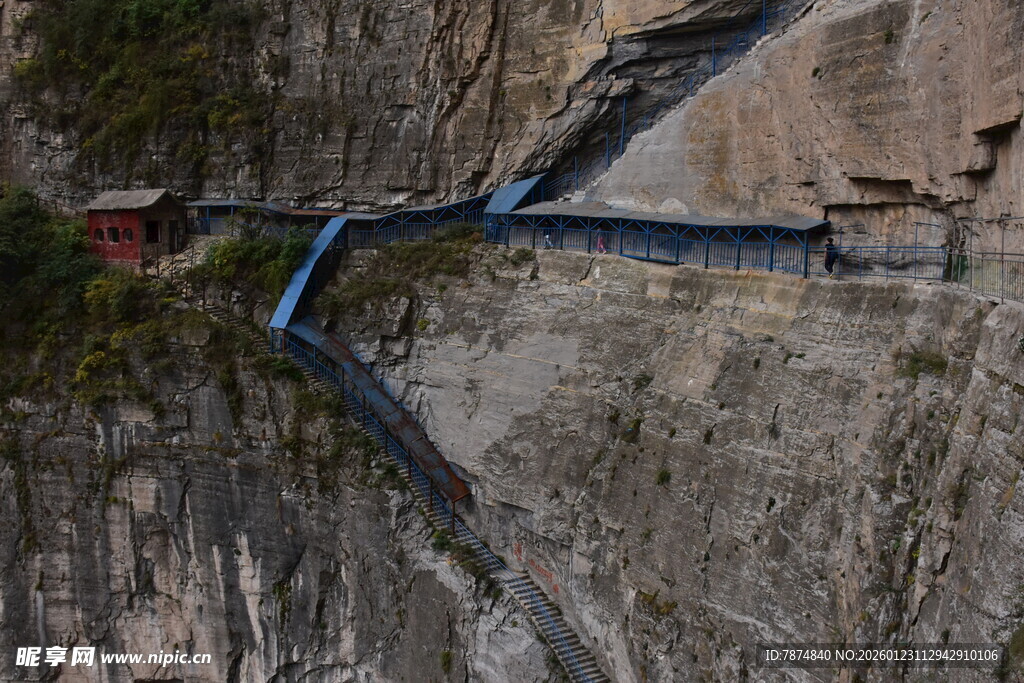悬崖上的蜿蜒栈道