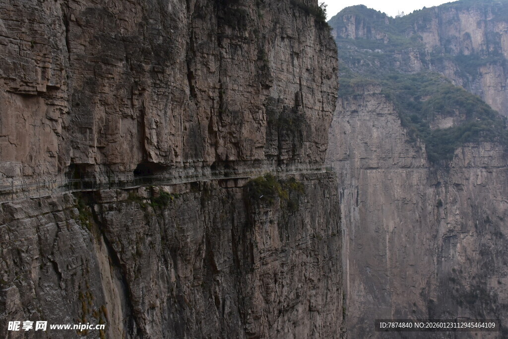 绝壁上的惊险栈道
