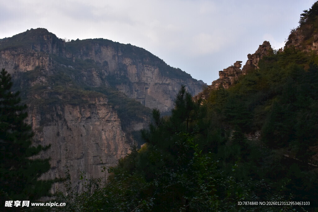 山峦叠翠间的自然景致