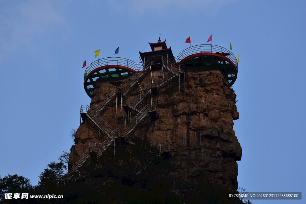 悬崖之巅的壮观建筑