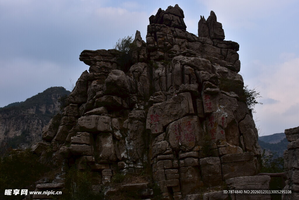 奇特嶙峋的自然岩石景观