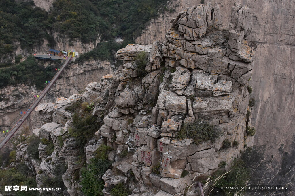 险峻奇特的悬崖岩石景观