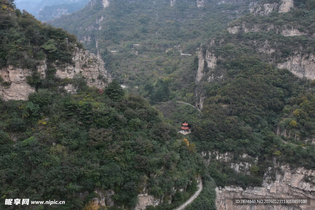 山间蜿蜒公路 绿意盎然